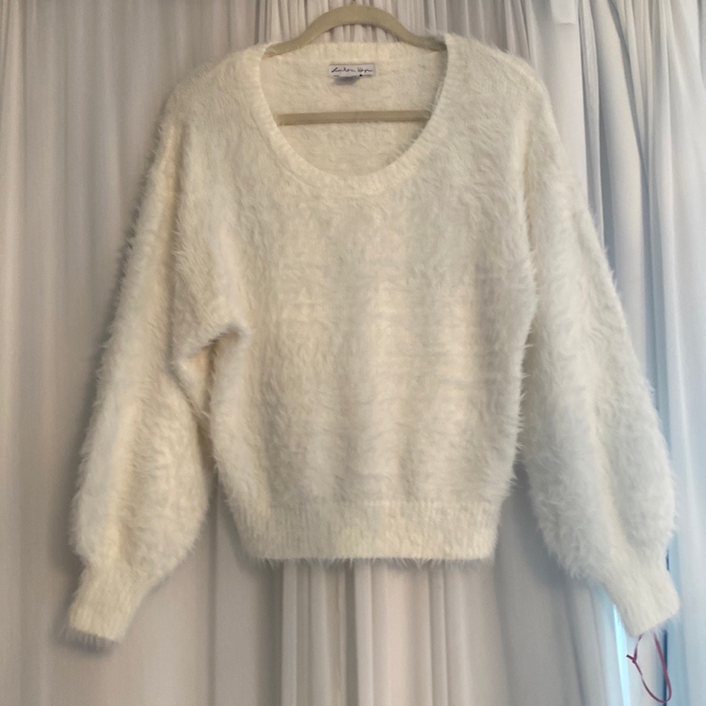Women’s medium London Kaye pull over sweater